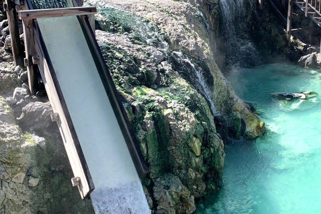 湯畑の湯滝